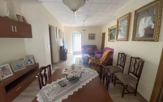 Se vende casa con un enorme patio y cochera