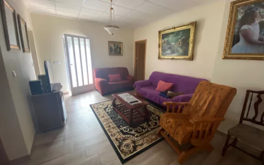 Se vende casa con un enorme patio y cochera