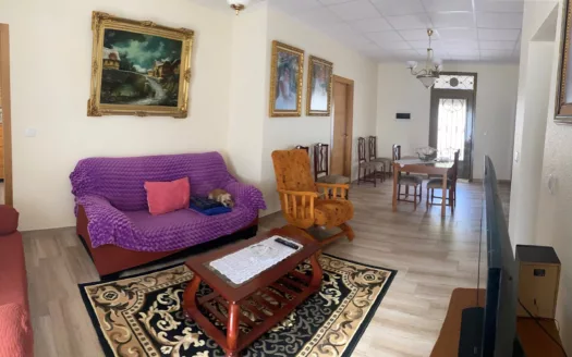 Se vende casa con un enorme patio y cochera